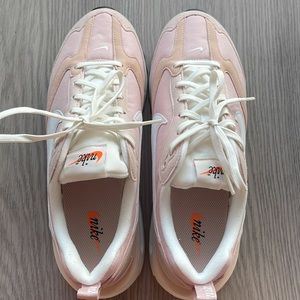 Nike Women's Air Max Dawn